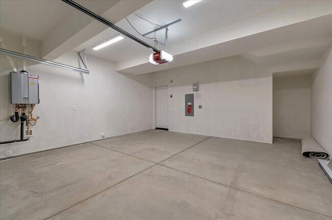 Building Photo - Updated and Luxurious Gorgeous 3 Bedroom T...