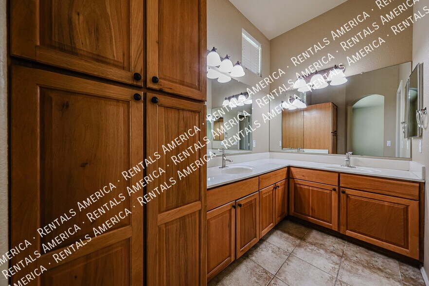 Building Photo - 2401 E Rio Salado Pky