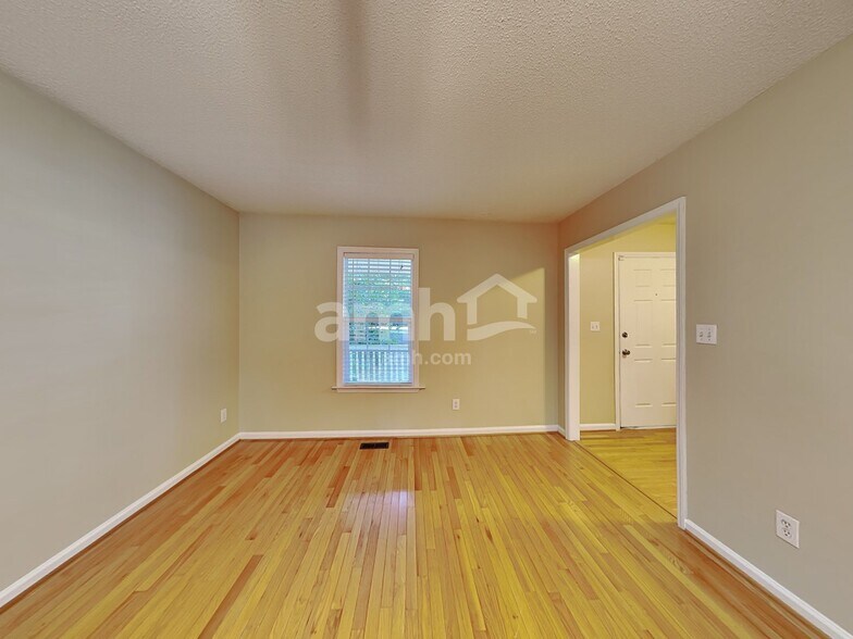 Building Photo - 104 Trailing Oak Trl