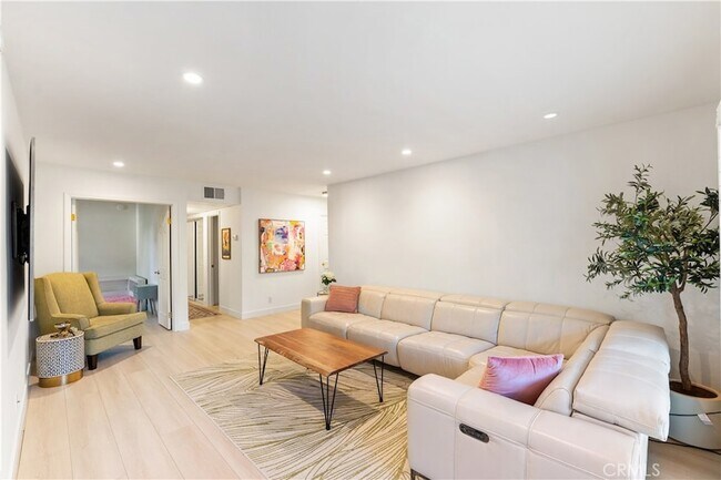 Building Photo - 4724 Park Granada