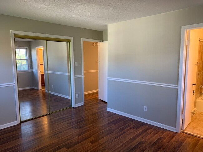 Building Photo - Updated 3 Bedroom Located Off Jefferson Rd - Lawncare Included!