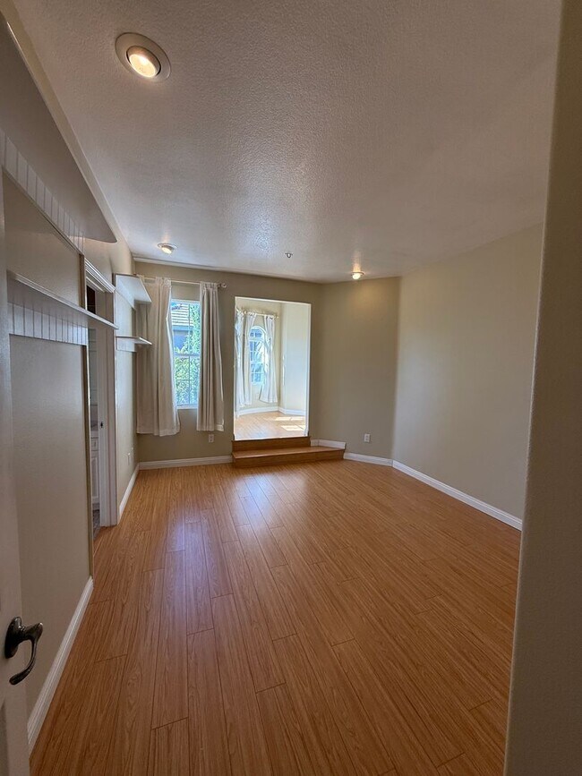 Building Photo - Beautiful 5 bed, 4.5 bath pool home in Wood Ranch