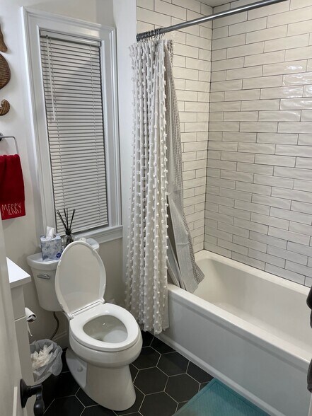 Building Photo - 38 Dustin St