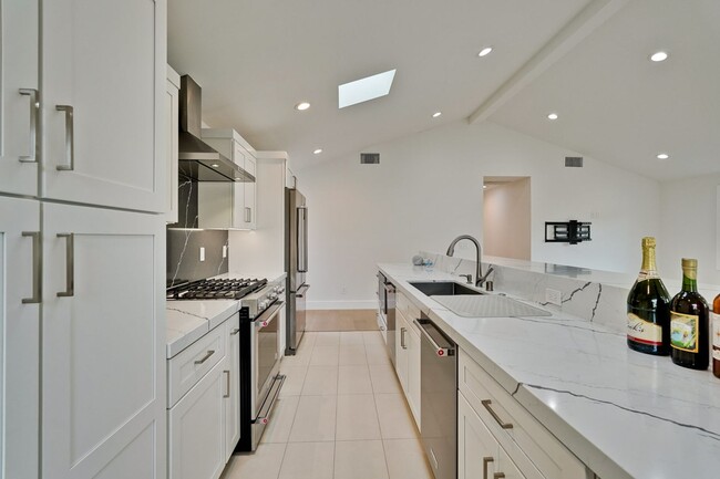 Building Photo - Gorgeous 4 Bed 3 Bath House on a Corner Lot!