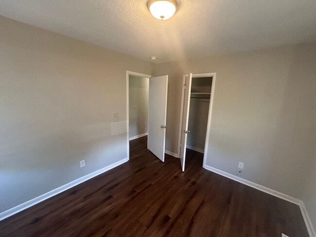 Building Photo - 3BR 2BA with large back yard on closed street.