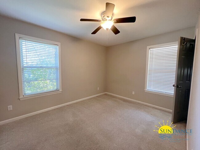 Building Photo - Centrally located and renovated Fort Walto...