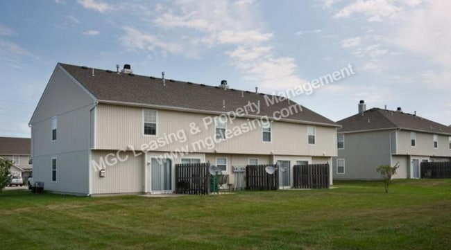 Building Photo - SOUTH GARDEN TOWNHOMES - Beautiful Master w/ en suite!