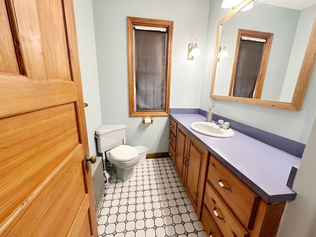 Building Photo - Beautiful 3 BR 1.5 BA Leominster SFH