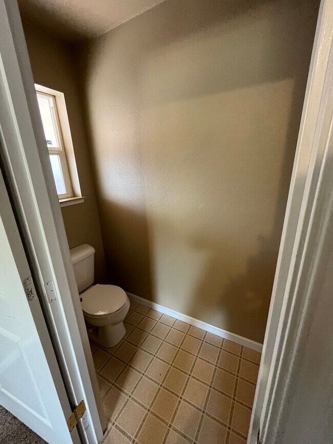 Building Photo - ***PROCESSING APPLICANT***Great 3 bdrm, 1....