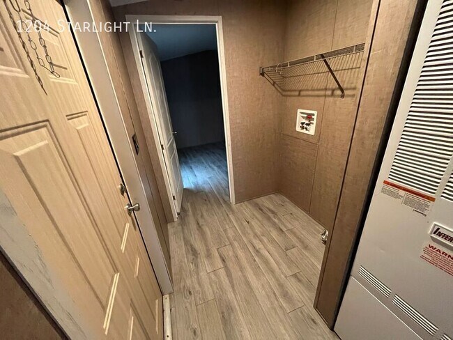 Building Photo - 1204 NW Starlight Cir