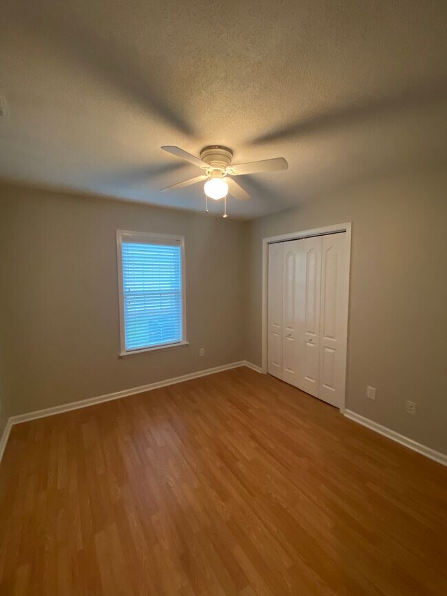 Building Photo - 204 Wembley Dr
