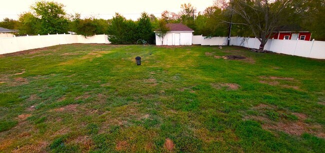 Building Photo - SUPER SPACIOUS 2 Bedroom, 2 Bathroom duple...
