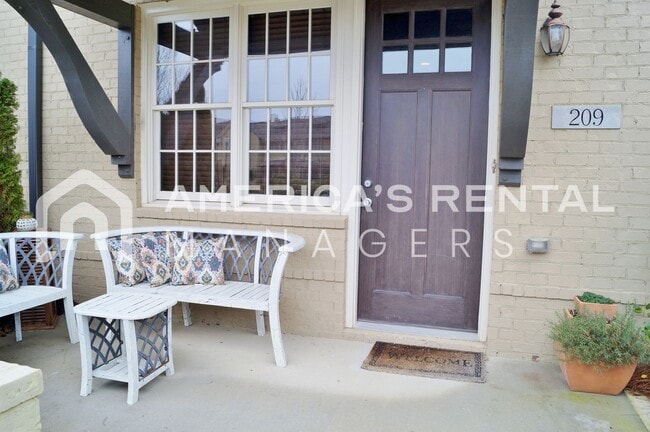 Building Photo - DEPOSIT PENDING! Beautiful Loft Style Town...