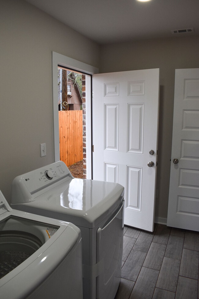 Building Photo - 130 East Ave