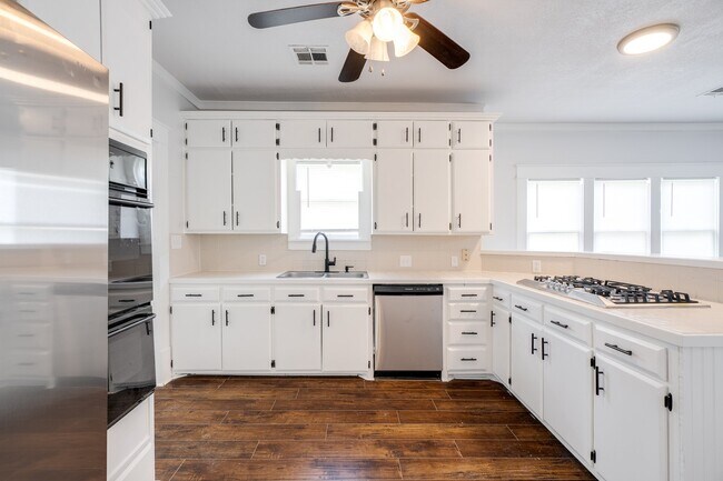 Building Photo - 1528 N Beard Ave