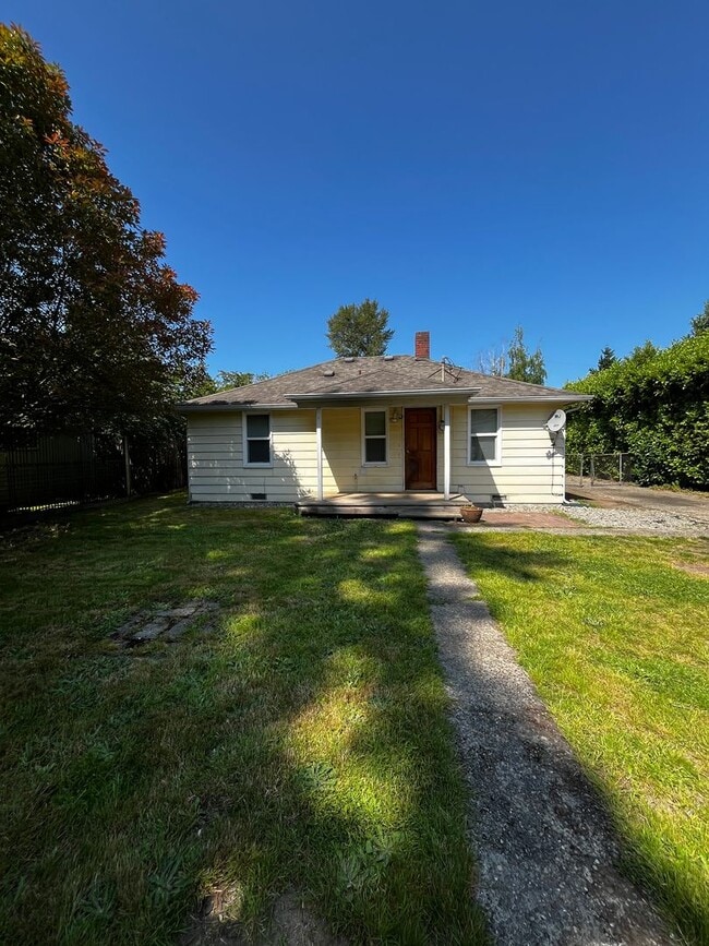 Building Photo - Fully Renovated 2 BD and 1 BA w/ detached ...