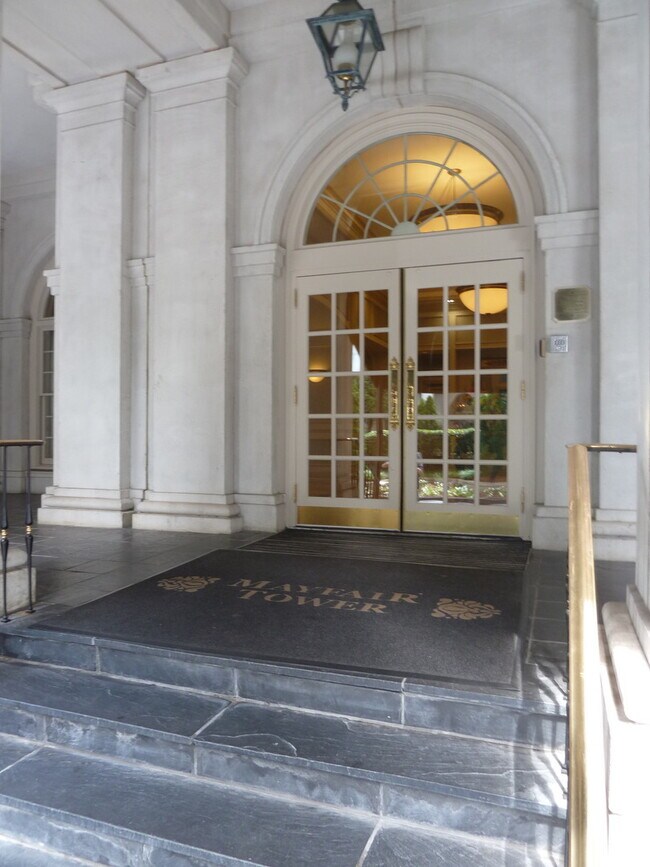Building Photo - Spacious Midtown Condo with 2 Bedrooms, 2 Balconies & Internet Included!