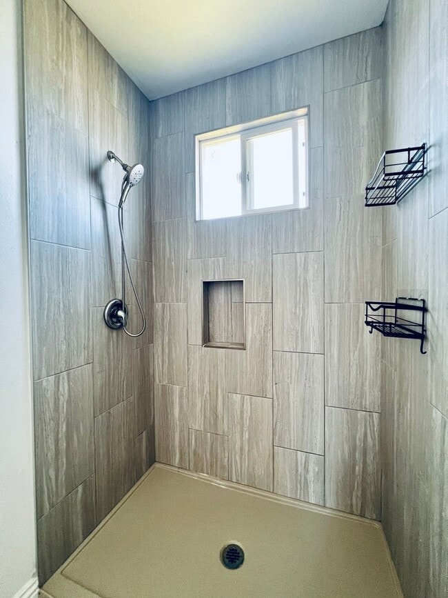 Building Photo - Private 2 bedroom, 1bath back house