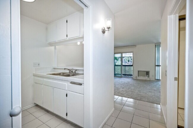 Building Photo - 1/2 off 1st month rent move in special at the Bluffs!!!