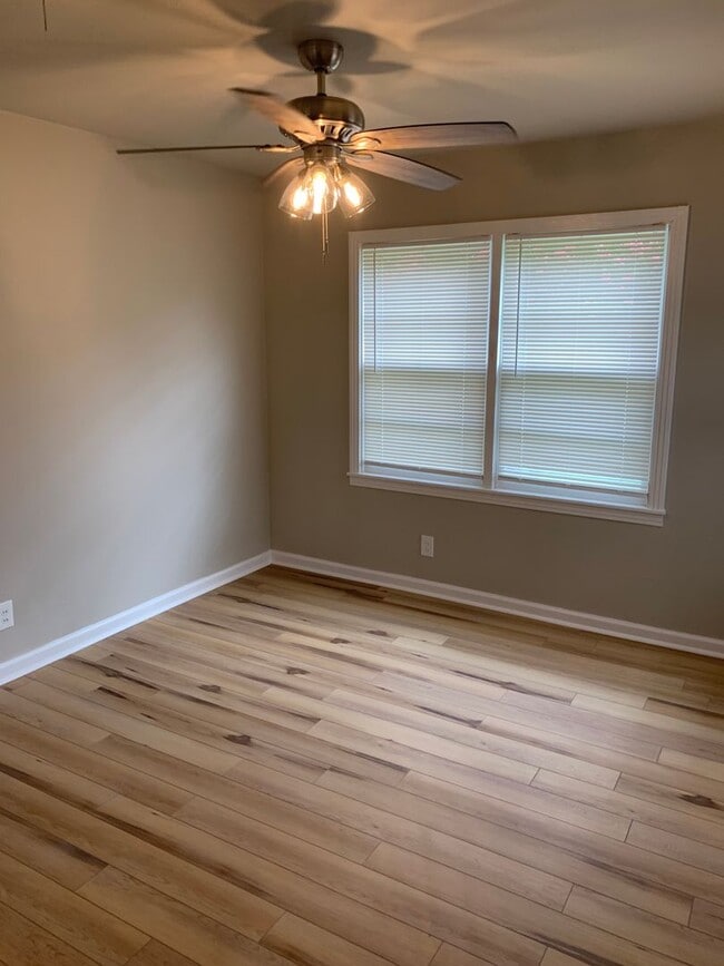 Building Photo - Freshly Renovated 3-Bedroom, 1-Bath