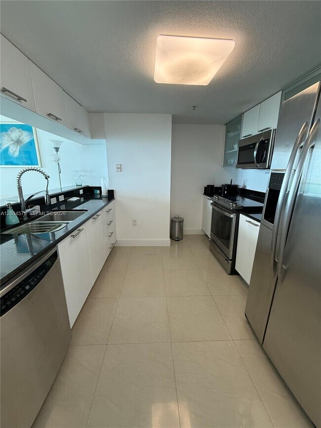 Building Photo - 1800 N Bayshore Dr