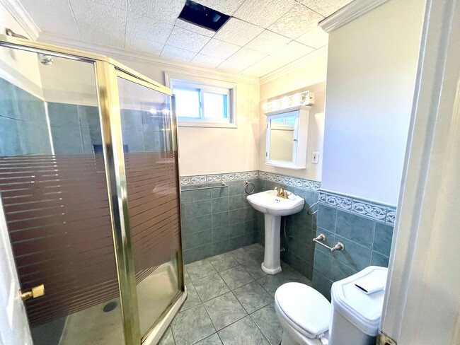 Building Photo - Mt. Washington house, 3 bedroom 2 1/2 bath house with great kitchen, yard, laundry June 1st