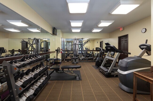 Building Photo - Gorgeous 3/2 Top Floor Condo w/ Private Vi...