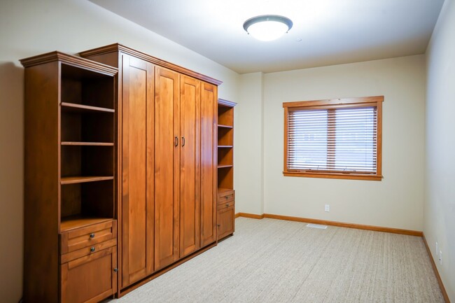 Building Photo - Executive Townhome - Walking distance to C...