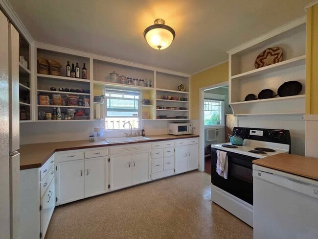Building Photo - Adorable 2 bedroom house for rent in quiet...