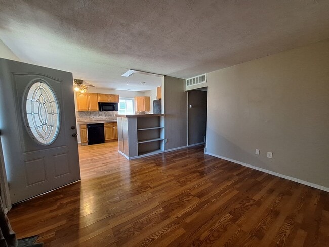 Building Photo - Your next Home!!!  Charming Three Bedroom in Roseville