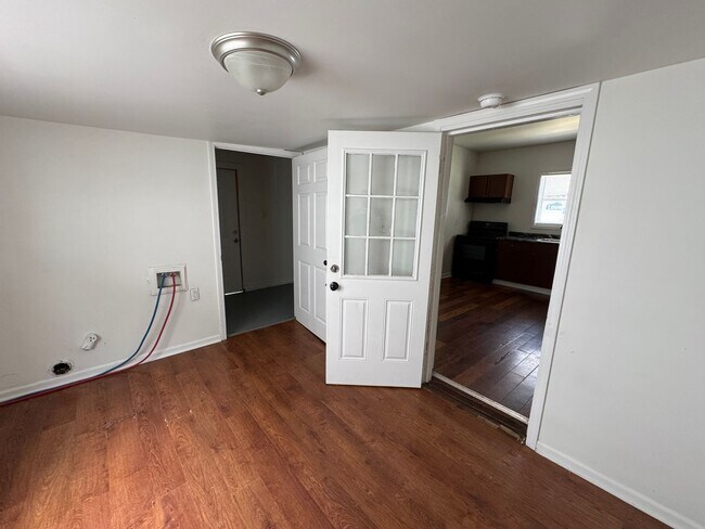 Building Photo - Near Westside 4 Bedroom 2 Bath