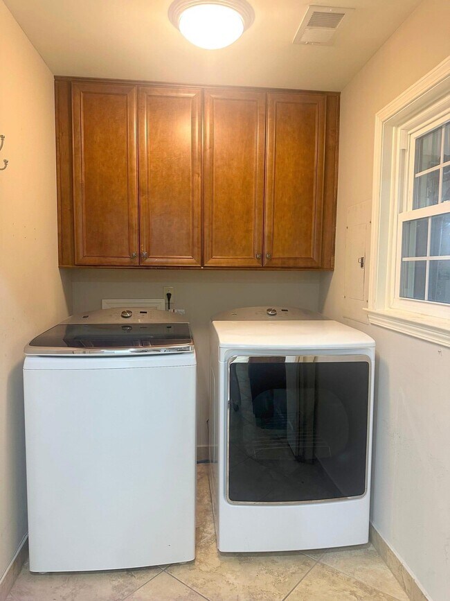 Building Photo - 2598 Cedar Ridge Dr