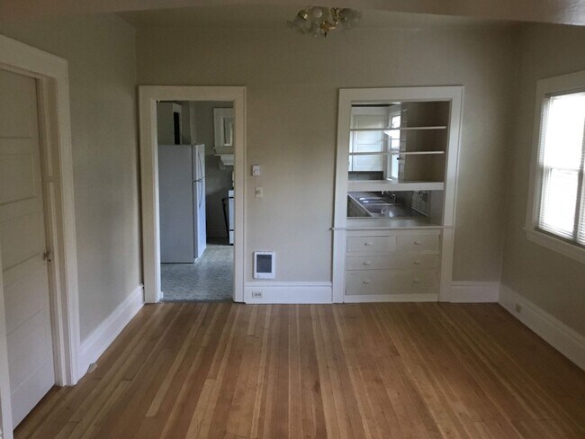 Building Photo - Great 2 Bedroom Bungalow Near Downtown and...