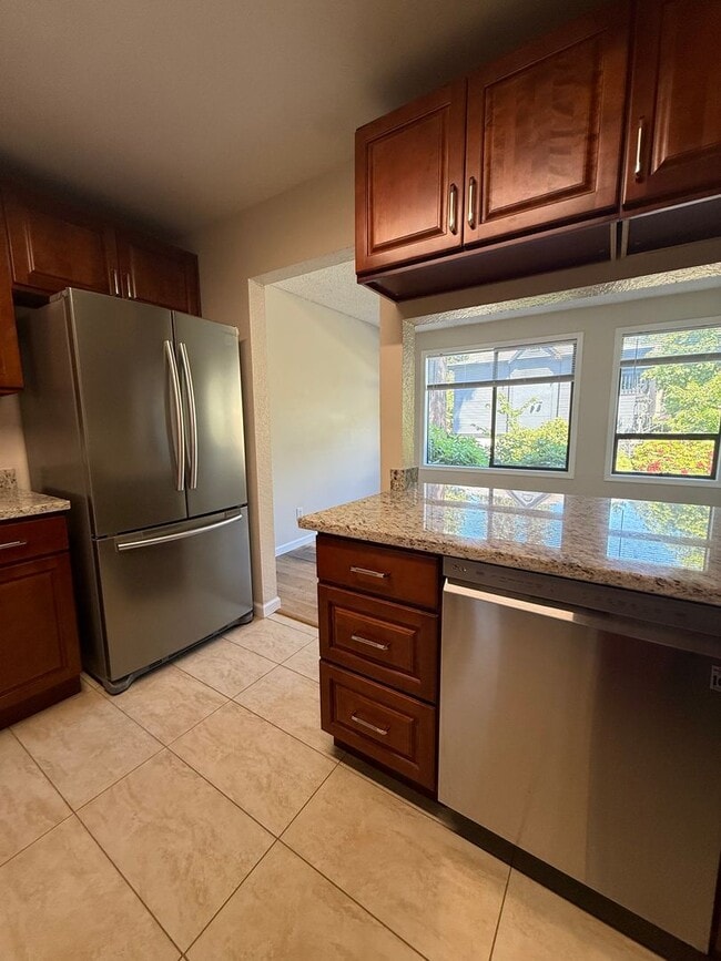 Building Photo - Well Maintained 2BD/2BTH Lynnwood Condo for Lease in Gated Community!