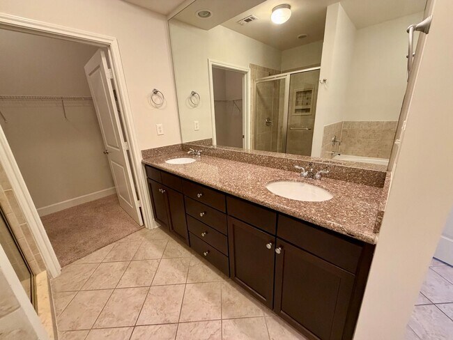 Building Photo - 2 Bedroom 2.5 Bath
