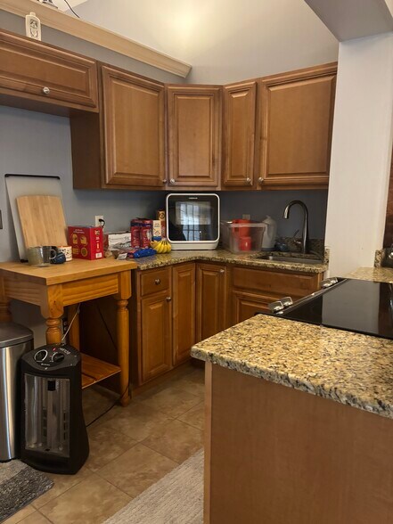 Full kitchen with adjacent dining area - 1412 Light St