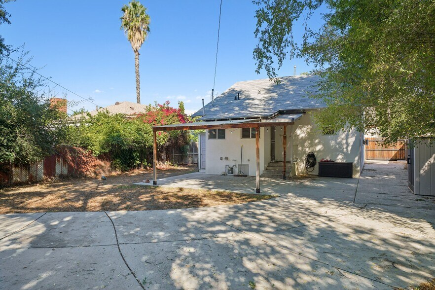 Building Photo - 379 W 19th St