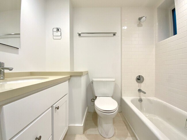 Building Photo - REMODELED 1BR in Haight! Yard Access. IN-UNIT LAUNDRY! DISHWASHER!