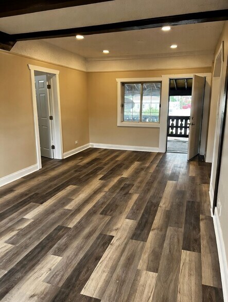 Building Photo - 10102 Main St