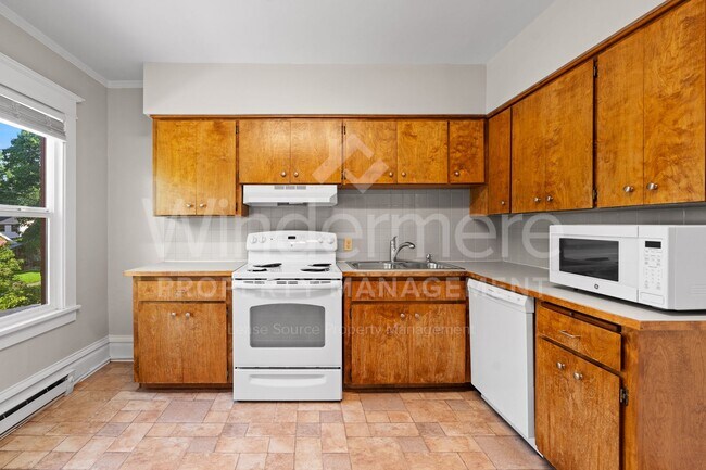 Building Photo - 1321 W 11th Ave