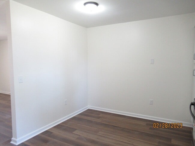 Building Photo - Newly Renovated- 2 bedroom, 2 bathroom apartment-Willow Run Apartments