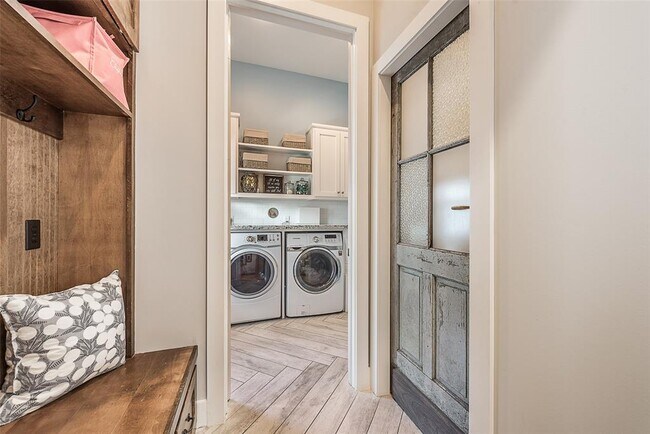 Building Photo - 127 5th St