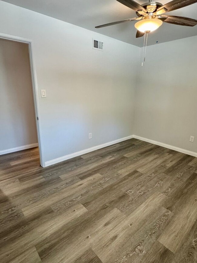 Building Photo - Beautiful & Welcoming 3 Bed/2 Bath Walking...