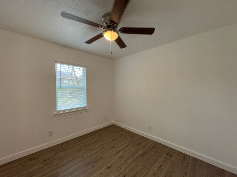 Building Photo - 5822 Lake Wind