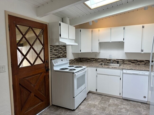 Building Photo - Beautifully updated 2 bedroom 1 bath home ...