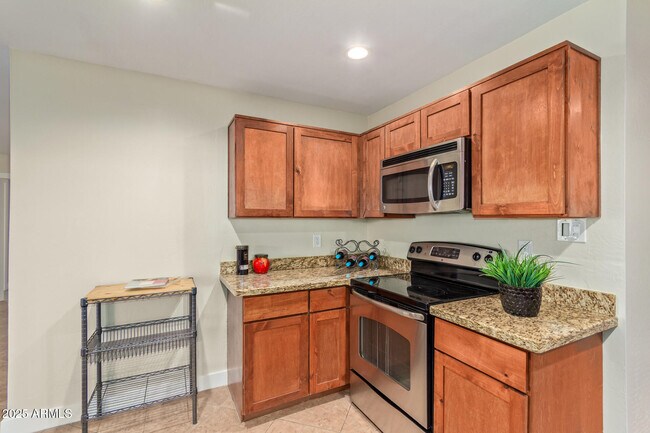 Building Photo - 1422 W Orange Dr