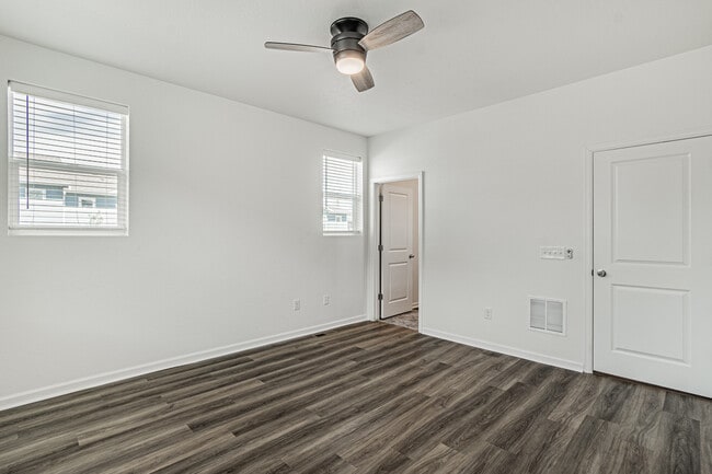 Building Photo - 1047 Oak Cir