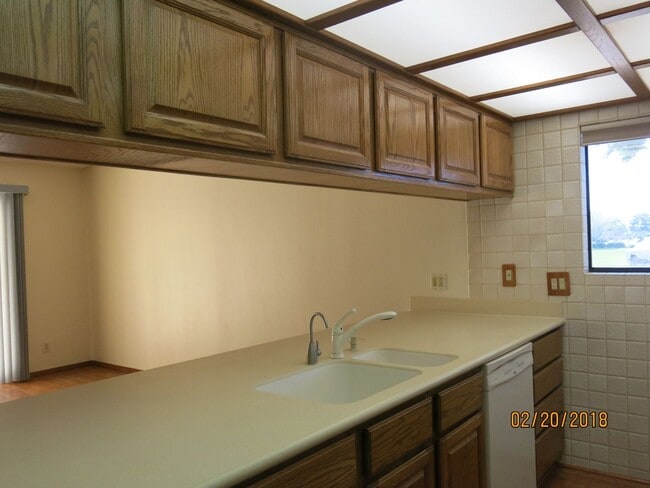Building Photo - 4 bed, 2 bath, 2 car garage . Boulder City RV parking