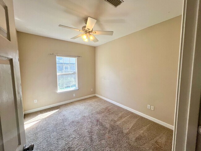 Building Photo - Nice 3BR/2BA Home - Convenient to NAS Pensacola/NAS Hospital