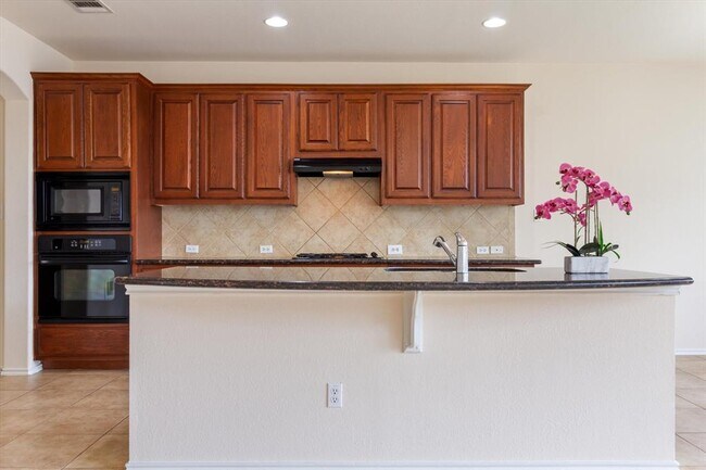 Building Photo - 10 White Magnolia Cir